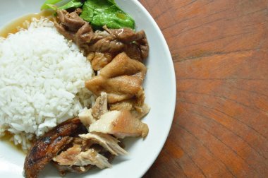  siyah Çince ot çorbası dilim plaka üzerinde pirinç haşlanmış domuz bacak