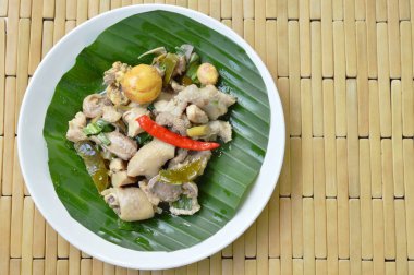  baharatlı tavuk ve iç organlar haşlanmış muz yaprak plaka salataya