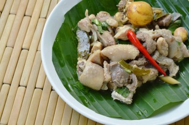  Muz Yaprak plaka üzerinde baharatlı haşlanmış tavuk ve yumurta salatası