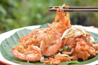 Tayland usulü karides ve yumurtalı kızarmış erişte.