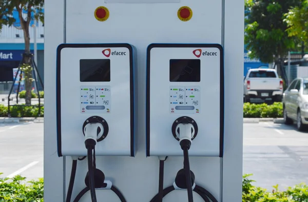 Carregador de veículo elétrico no posto de gasolina para apoiar carro elétrico no futuro — Fotografia de Stock