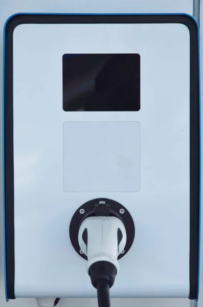 Chargeur de véhicule électrique pour voiture électrique dans la station-service — Photo