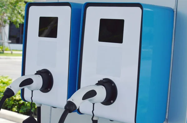 Elbil laddare för elektriska bil i bensinstation — Stockfoto