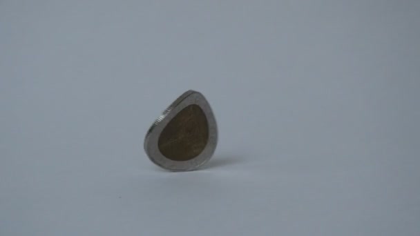 pièce rouler et tomber sur fond blanc 