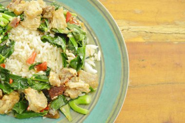  Kızarmış Çince lahana ve gevrek domuz biber ile pirinç üzerine ilave edin