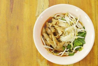  haşlanmış ince pirinç tavuk budu erişte ve ot kahverengi çorbası kupa ayakları ile fasulye Filiz