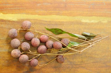  Lychee tropikal meyve dalı ahşap arka planda