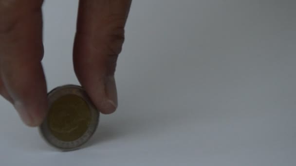 Палець Скручений Монета Котиться Ляпає Вручну Білому Тлі — стокове відео