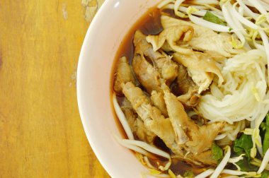  haşlanmış ince pirinç tavuk budu erişte ve ot kahverengi çorbası kupa ayakları ile fasulye Filiz