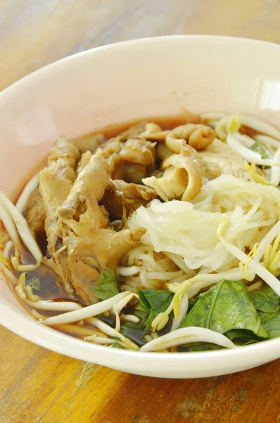 Gekookte dunne rijst noedels kip been en voet met Boon ontkiemen in kruid bruine soep op bowl — Stockfoto