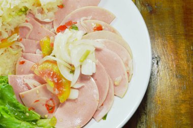  baharatlı domuz eti bologna ve beyaz mantar salatası plaka üzerinde