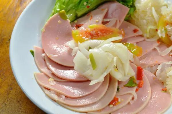 Bologne de porc épicé et salade de champignons blancs sur assiette — Photo