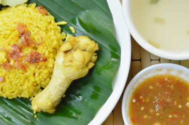  Tabakta körili tavukla pilav ve çorba fincanı.