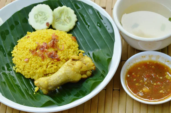 Nasi dimasak dengan ayam dalam kari di piring dan cangkir sup — Stok Foto