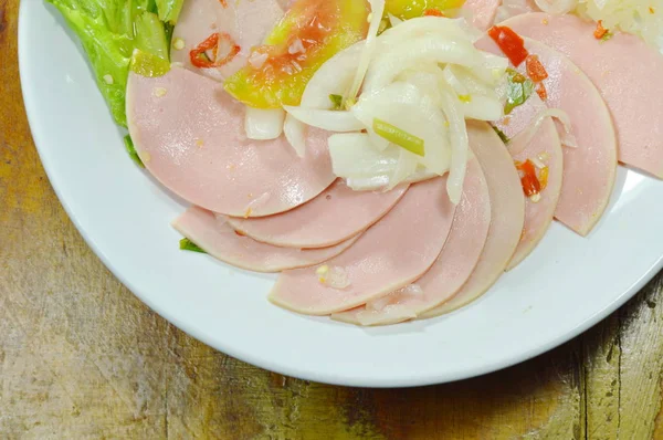 辣猪肉博洛尼亚和白蘑菇沙拉在盘子里 — 图库照片