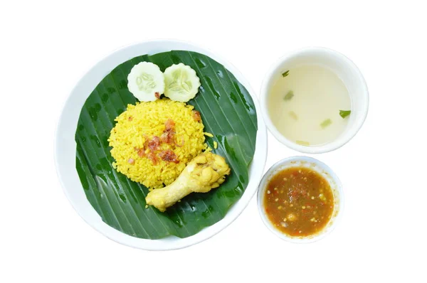 Nasi Dimasak Dengan Ayam Dalam Kari Piring Dan Cangkir Sup — Stok Foto