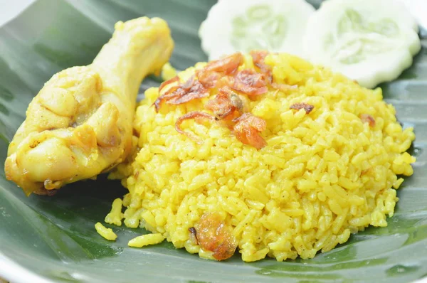 Nasi dimasak dengan ayam dalam kari di piring — Stok Foto