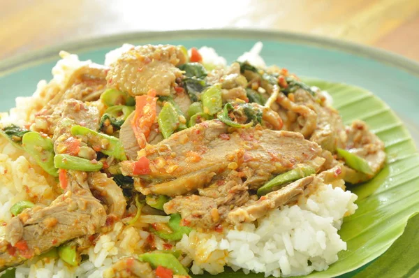 Caril de carne de pato frito picante com folha de manjericão e arroz em folha de banana fresca — Fotografia de Stock