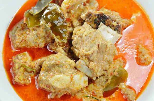 Osso di maiale bollito con latte di cocco al curry sulla ciotola — Foto Stock