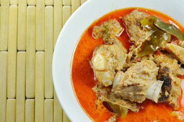  Hindistan cevizi sütü köri kupa haşlanmış domuz eti kemikten