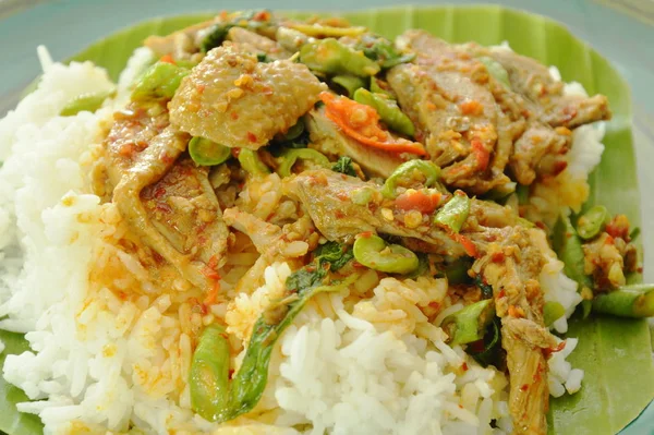 Caril de carne de pato frito picante com folha de manjericão e arroz em folha de banana fresca — Fotografia de Stock