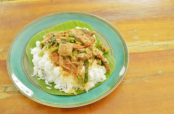 Carne de pato frito picante curry con hoja de albahaca y arroz en hoja de plátano fresco —  Fotos de Stock