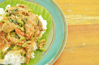  fesleğen yaprağı ve pirinç taze muz yaprağı ile baharatlı kızarmış ördek et köri