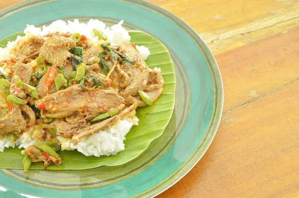 Bumbu goreng kari daging bebek dengan daun kemangi dan nasi di daun pisang segar — Stok Foto