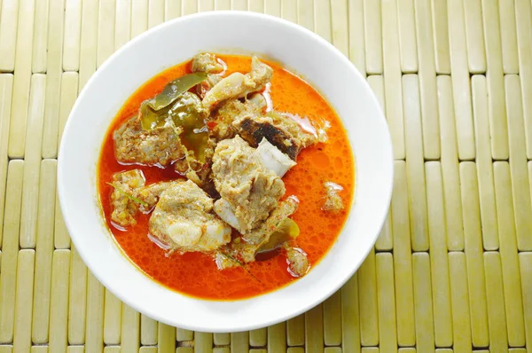 Costilla de cerdo hervida con curry de leche de coco en un tazón — Foto de Stock