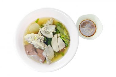 domuz kanıyla bağırsaklar çorba kase ve baharatlı sos haşlanmış