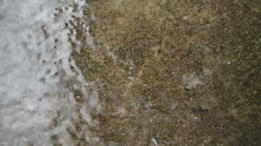 sert yağmur damlası ve çimento parkta zemin üzerinde sıçramasına