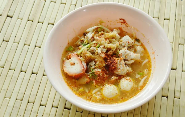 Daging babi panggang rebus pedas dan bola dalam sup Tom Yum di mangkuk — Stok Foto