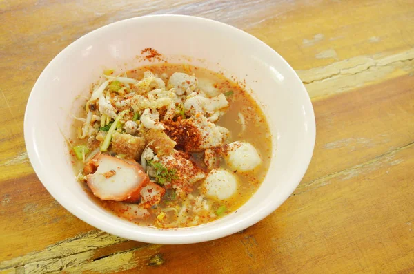 Daging babi panggang rebus pedas dan bola dalam sup Tom Yum di mangkuk — Stok Foto