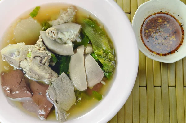 Sangue de porco fervido com entranhas em sopa em boliche e molho picante — Fotografia de Stock