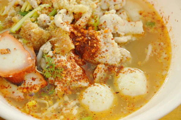 Daging babi panggang rebus pedas dan bola dalam sup Tom Yum di mangkuk — Stok Foto