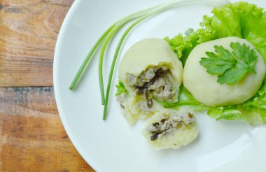  haşlanmış patates püresi beyaz plaka üzerinde kızarmış kıyılmış domuz eti ve mantar dolması