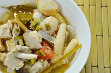  saman mantar Tom Yum çorba kupa ile baharatlı haşlanmış tavuk