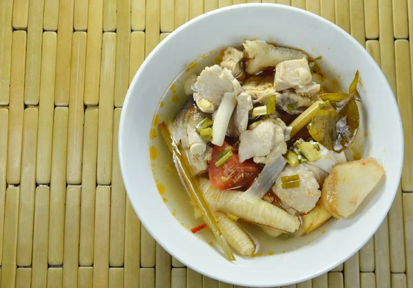 Pittige gekookte kip met stro mushroom Tom Yum Soup op bowl — Stockfoto