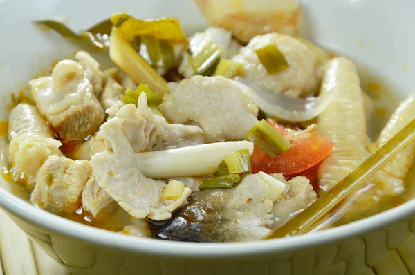 Pollo bollito piccante con fungo di paglia Tom Yum Minestra su boccia — Foto Stock