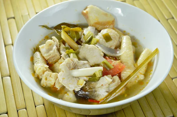 Pollo hervido picante con setas de paja Tom Yum Sopa en un tazón — Foto de Stock