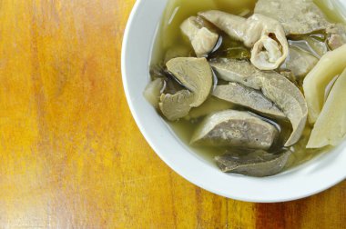  domuz eti iç organlar ve kemik ile Çince lahana turşusu kase çorba