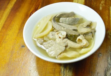  domuz eti iç organlar ve kemik ile Çince lahana turşusu kase çorba