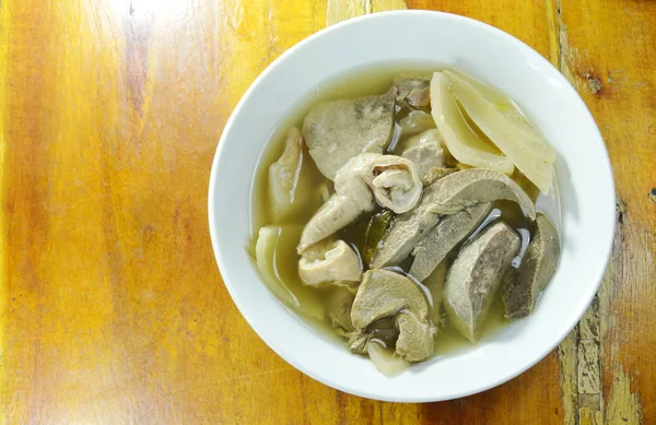 Col china en escabeche con las entrañas de cerdo y sopa de hueso en un tazón —  Fotos de Stock