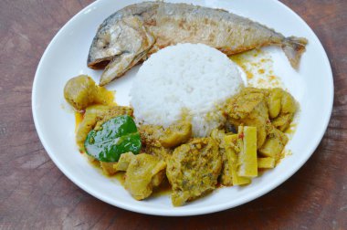  meyilli kızarmış uskumru kaplama yumurta sarısı ve haşlanmış tavuk bambu köri pirinç ile plaka üzerinde ateş