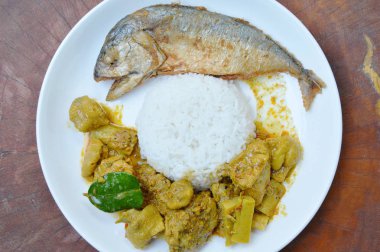  meyilli kızarmış uskumru kaplama yumurta sarısı ve haşlanmış tavuk bambu köri pirinç ile plaka üzerinde ateş