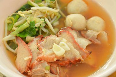  haşlanmış tatlı kırmızı Barbekü domuz eti ve fasulye Filiz çorba kase üzerinde topla