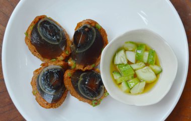  Balık köftesi tatlı sos daldırma kızarmış korunmuş yumurta sarılı