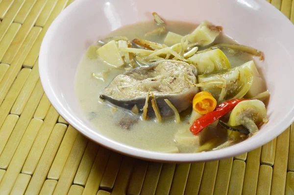 Bagre hervido picante con brote de bambú y raíz de dedo rebanada de berenjena en sopa de leche de coco en un tazón — Foto de Stock