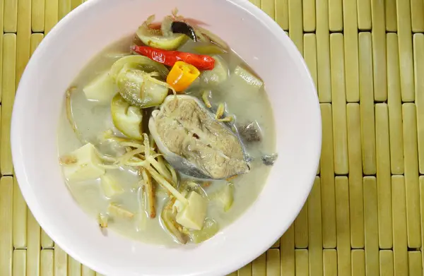 Pesce gatto bollito piccante con germoglio di bambù e melanzane che guarniscono la radice di dito di fetta in minestra di latte di cocco su boccia — Foto Stock