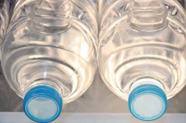  tatlı su plastik şişe buzdolabında düzenlenmesi